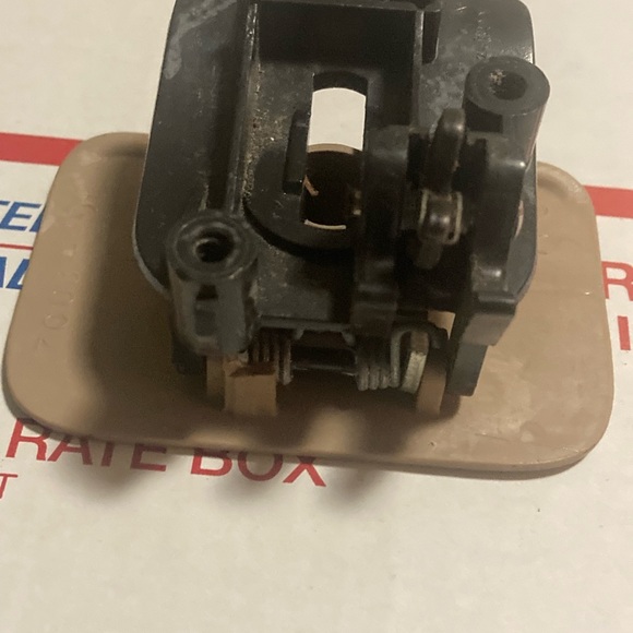 2003-2007 Cadillac CTS SRX 05-09 STS Glove Box Latch Lock Handle Beige OEM - Picture 4 of 4